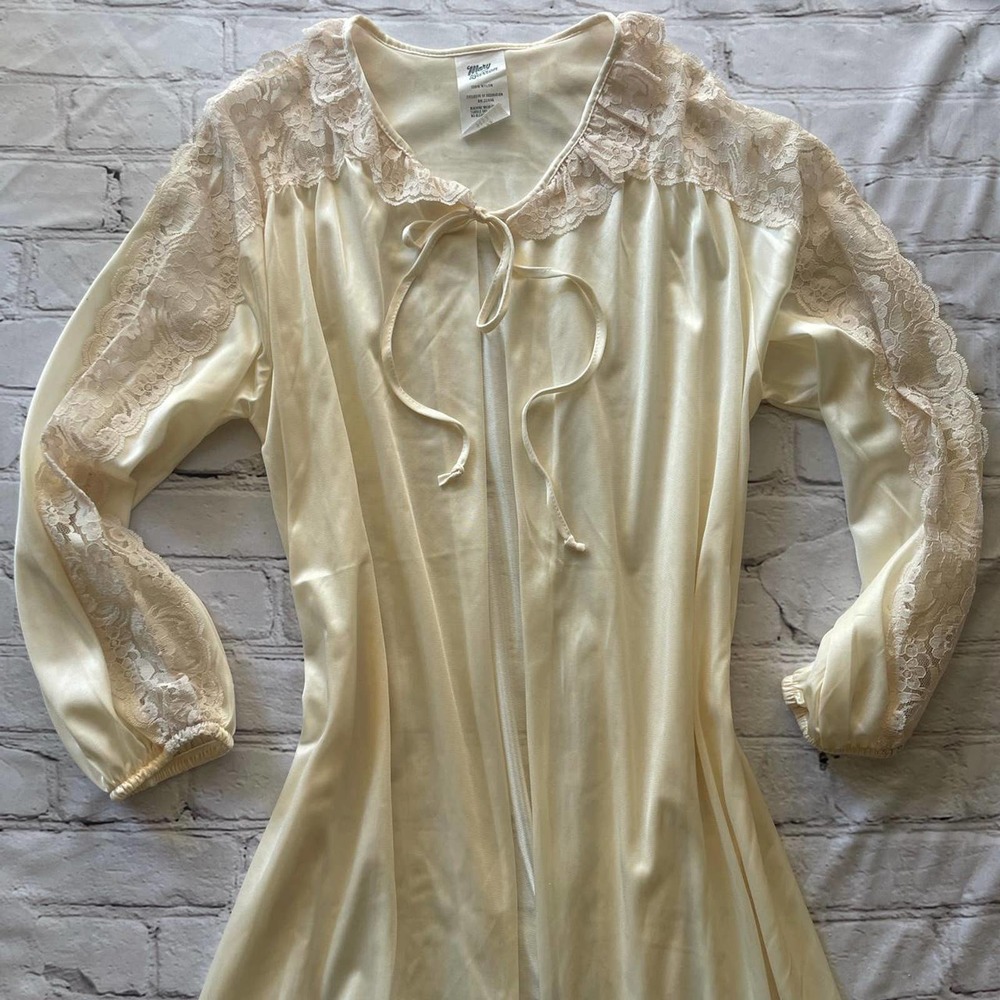 Vintage 60's/70's Cream lace lingerie robe by Mary Barron